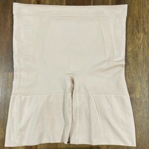 *BRAND NEW* Never Worn Spanx On Core Mid Thigh Shorts (M, Soft Nude)